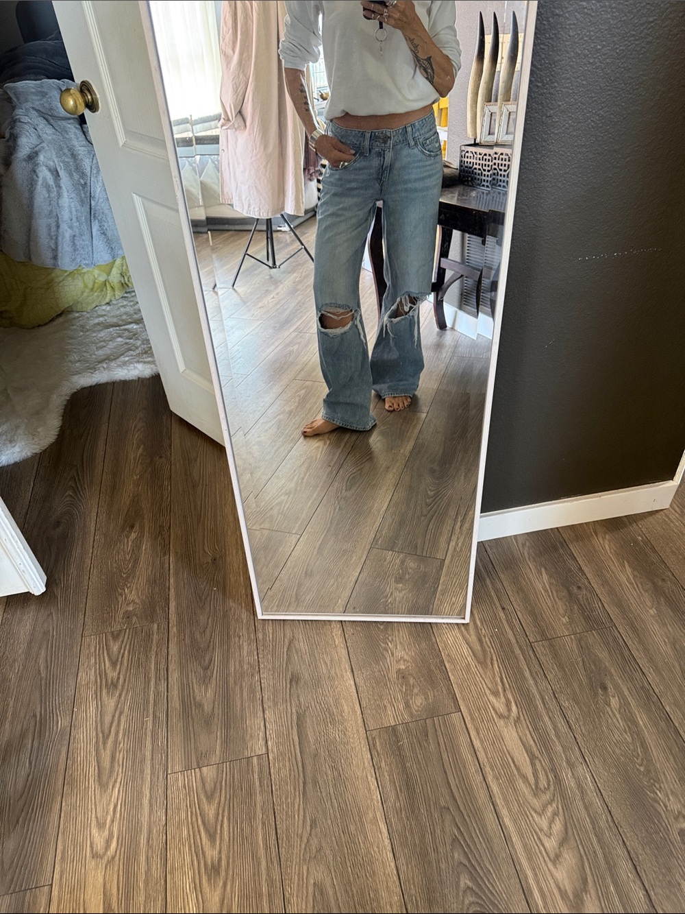 Levi’s Superlow Light Blue Distressed Women’s Jeans size 27 - Picture 5 of 12